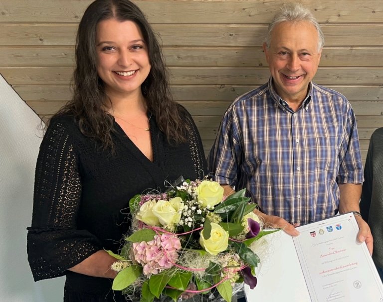 Alexandra Obermeier mit VG-Vorsitzenden Konrad Hartshauser